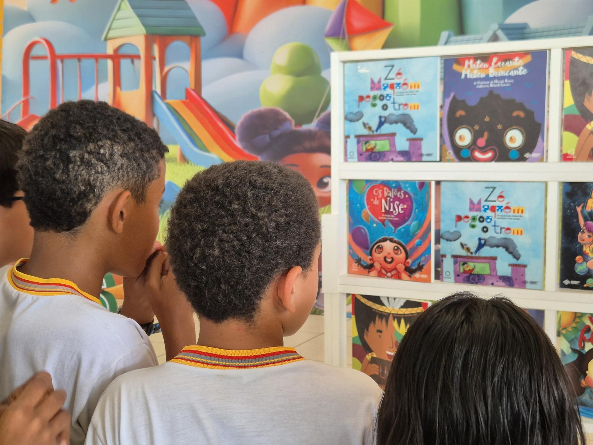 Selo de livros infantis da Imprensa Oficial, coleção Coco de Roda é destaque em feira cultural